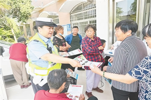 郑州交警1.jpg