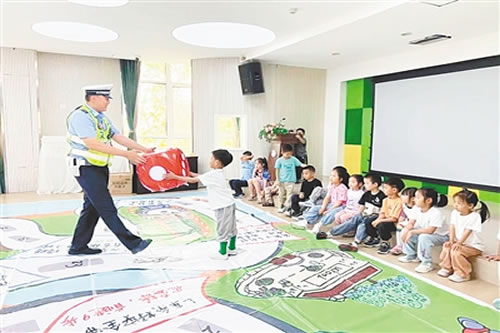 郑州交警111.jpg